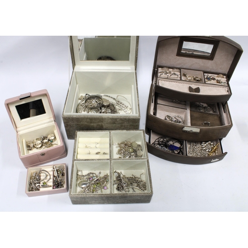 95 - Browns of South Africa leather jewellery box containing a quantity of silver and costume jewellery t... 