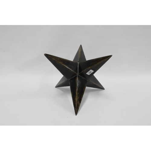 446 - A star, 45cm,  and a pair of table lamps with shades (3)