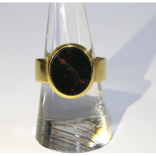 11 - Gents Victorian 18ct gold bloodstone agate ring, size R