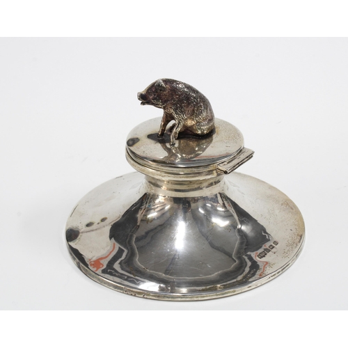 25 - George V silver desk inkwell, the cover with a pig, Birmingham 1911, retailed by Barrett & Sons, Pic... 