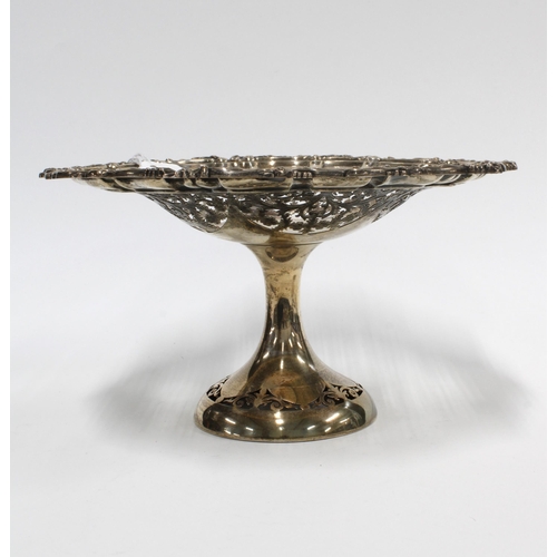 81 - Early 20th century silver pedestal bowl, Sheffield 1901, with foliate pierced decoration, 26cm diame... 