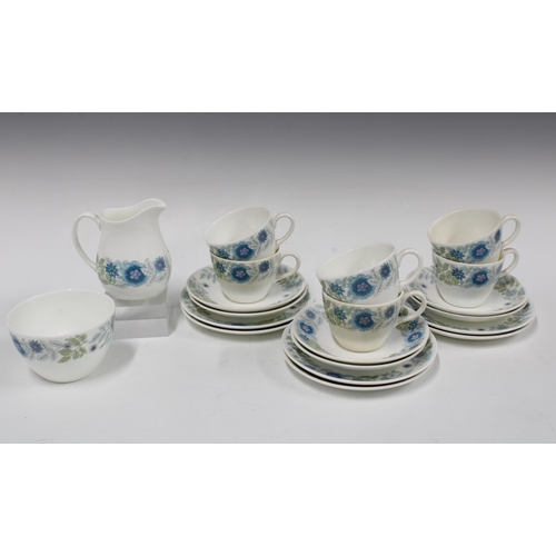 306 - Wedgwood Clementine pattern cups and saucers with matching sugar bowl and cream jug (14)