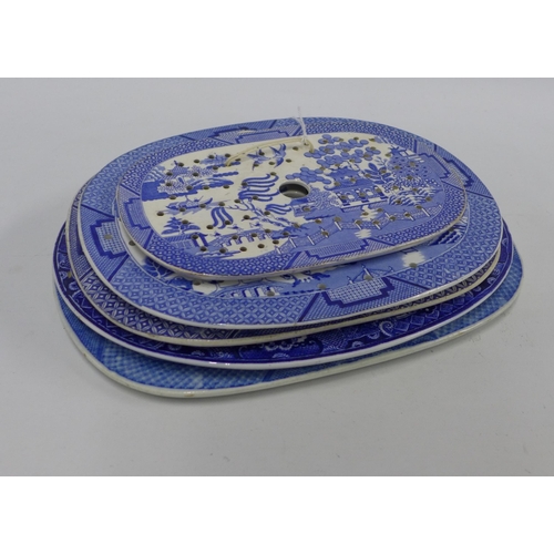 364 - Five Willow pattern blue and white transfer printed mazarine drainers to include Copeland & Garrett ... 