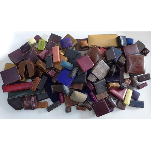 378 - A quantity of vintage leather and other jewel boxes (a lot)