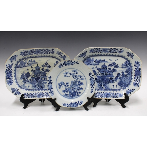 136 - A pair of 18th /  19th century Chinese export porcelain blue and white rectangular meat platters / p... 