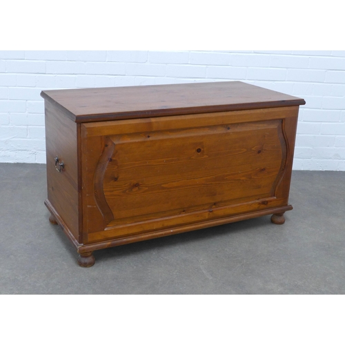 206 - Pine blanket box, 100 x 59 x 48cm.