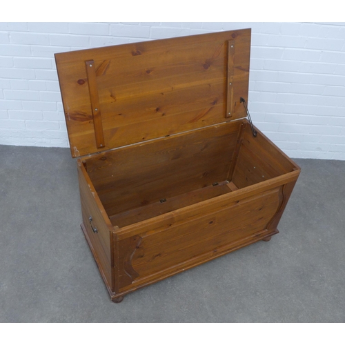 206 - Pine blanket box, 100 x 59 x 48cm.