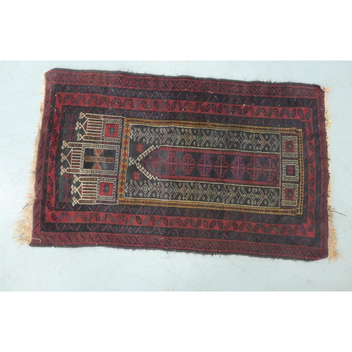 280 - Persian prayer rug with red field, 140 x 85cm.