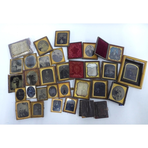 316 - A collection of 19th century daguerreotype and ambrotype portrait groups (a lot)