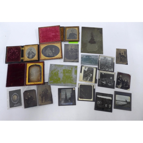 319 - A collection of 19th century ambrotype portrait groups, together with tintypes and glass plates, etc... 