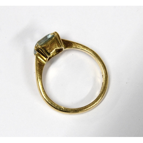 9 - An Edwardian 18ct gold and aquamarine ring, hallmarks for Birmingham 1906, size K