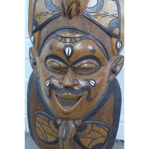 400 - Tribal style wall mask inlaid with cowrie shells, 80cm