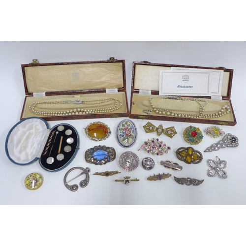 100D - A collection of vintage and later costume jewellery (a lot)