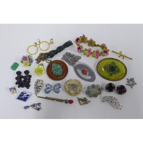 100E - A small collection of vintage costume jewellery