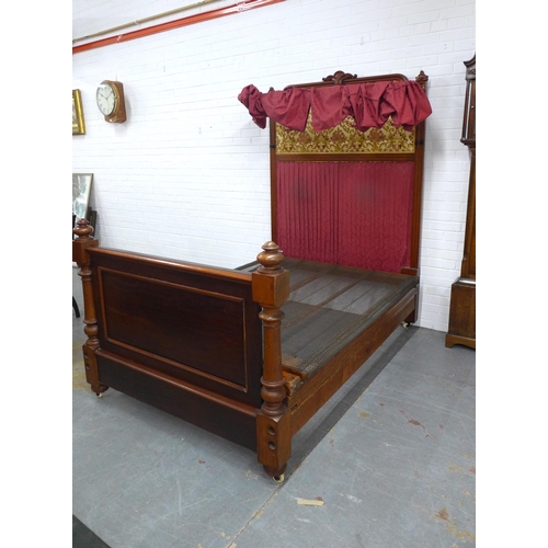 291 - Late 19th / early 20th century mahogany half tester bed, 138 x 210 x 205cm.