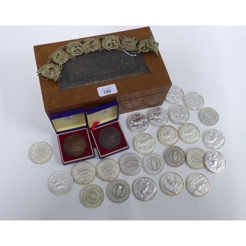 100 - A silver topped wooden box containing a quantity of Scottish National Fat Stock Club medallions, tog... 