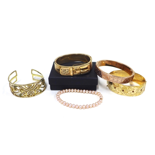 21 - A group of five gold plated and costume jewellery bangles and bracelets (5)