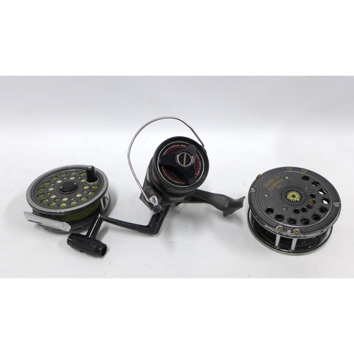 383 - Shimano 500 graphite spinning wheel, together with a Daiwa salmon reel and another salmon reel (3)