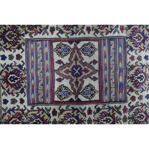 432 - Eastern wool rug, 140 x 91cm.