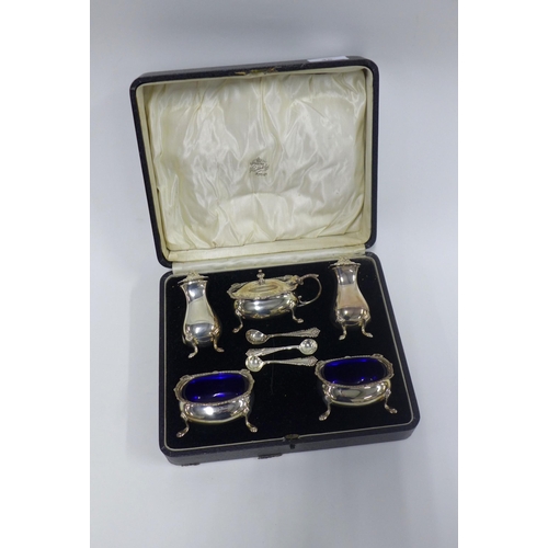 45 - George V five piece silver cruet set, London 1930, with three condiment spoons,  in fitted case (5)