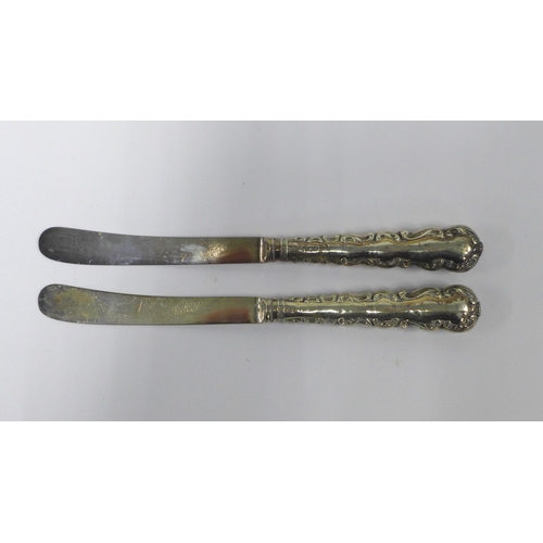 48 - A set of six Edwardian silver butter knives Sheffield 1902 in original fitted case (6)