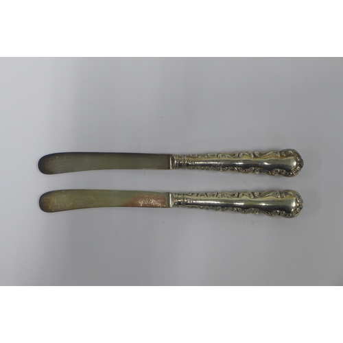 48 - A set of six Edwardian silver butter knives Sheffield 1902 in original fitted case (6)