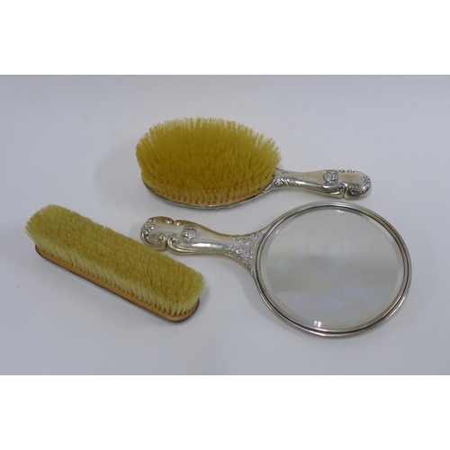 50 - George V six piece silver dressing table brush set, with Reynolds Angels pattern Birmingham 1911, in... 