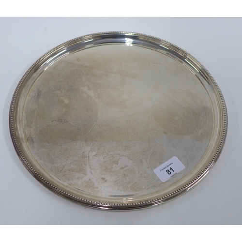 81 - Silver tray of circular form with a beaded edge, Birmingham 1986, 32cm diameter