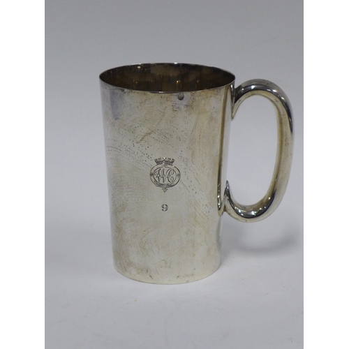 83 - Sheffield silver tankard with engraved motifs, 13cm