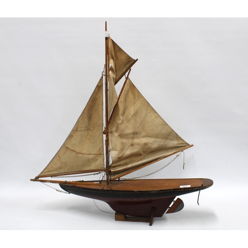 462 - Model pond yacht with cloth sails and painted wood hull, 73cm long