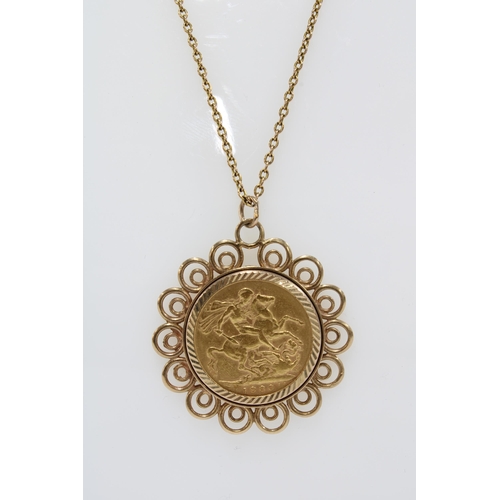 55 - Queen Victoria gold sovereign pendant, dated 1900, in a 9ct gold mount with 9ct trace link chain