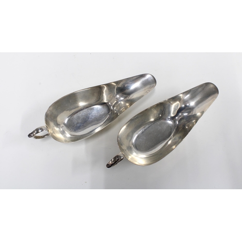 61 - A pair of George V silver sauceboats, Birmingham 1935 16cm long (2)