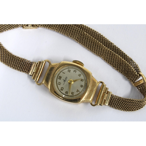 15 - A ladies vintage 9ct gold Avia wristwatch on a 9ct gold bracelet strap, stamped 375