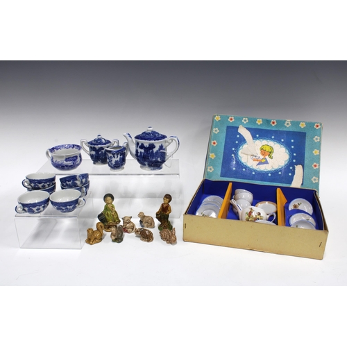 324 - Child's vintage miniature tea set with its original box, together with a Willow pattern blue and whi... 