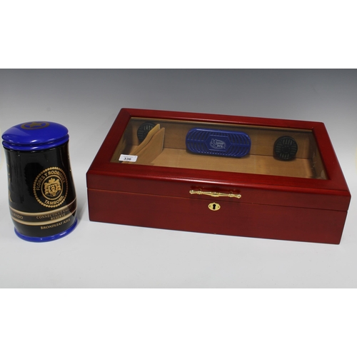 336 - A large wood and glass panelled humidor box, 20 x 55 x 26cm, together with a Figurado pottery cigar ... 