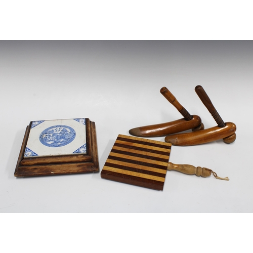 382 - Willow pattern trivet, 21cm, together with a striped handled trivet and two vintage shoe lasts (4)