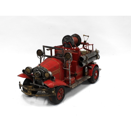 396 - Model of an early 20th century style fire engine / truck