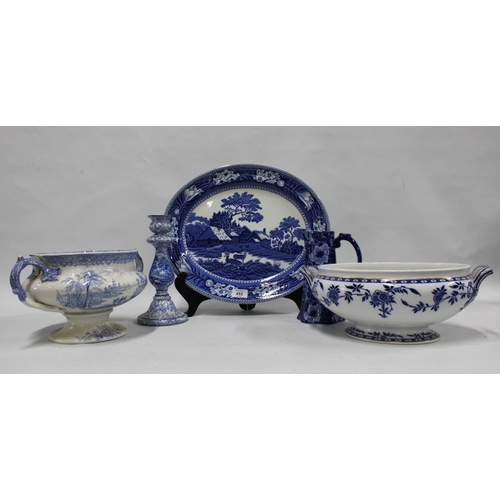 453 - A collection of Staffordshire transfer printed blue and white pottery to include a chamber pot, vase... 