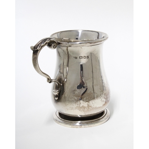 5 - A silver baluster tankard, London 1958, 10cm