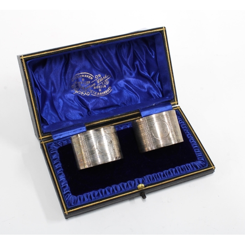 37 - A pair of George V silver napkin rings, London 1915, in fitted box (2)