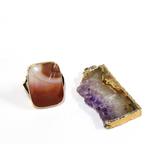 6 - An agate plaque ring set in unmarked yellow metal together with an amethyst pendant with yellow meta... 