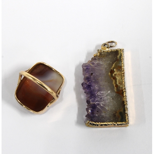 6 - An agate plaque ring set in unmarked yellow metal together with an amethyst pendant with yellow meta... 