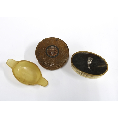 82 - Miniature horn quaich 8.5cm, an engine turned horn box inset with a faceted glass jewel and a horn s... 