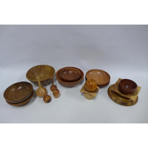 525 - Box containing a quantity of artisan treen, including bowls and miniature vases, etc