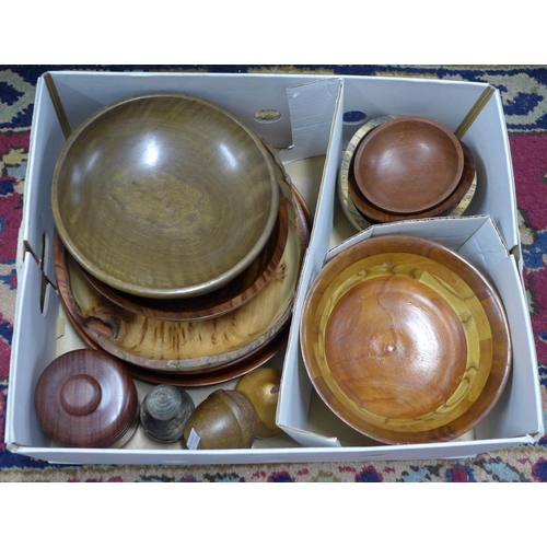 526 - Box containing a quantity of artisan treen, including bowls and dishes, etc