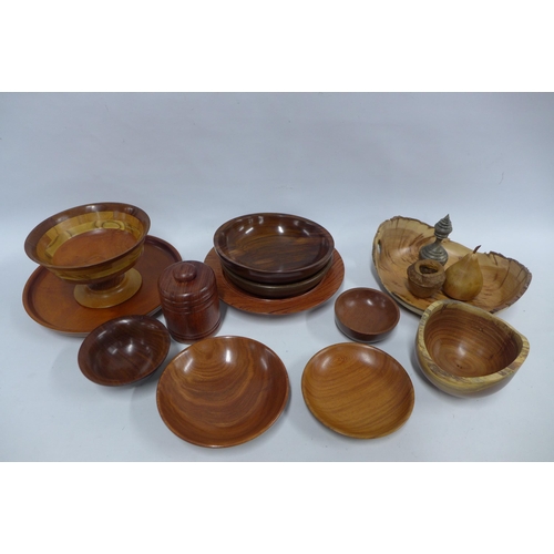 526 - Box containing a quantity of artisan treen, including bowls and dishes, etc