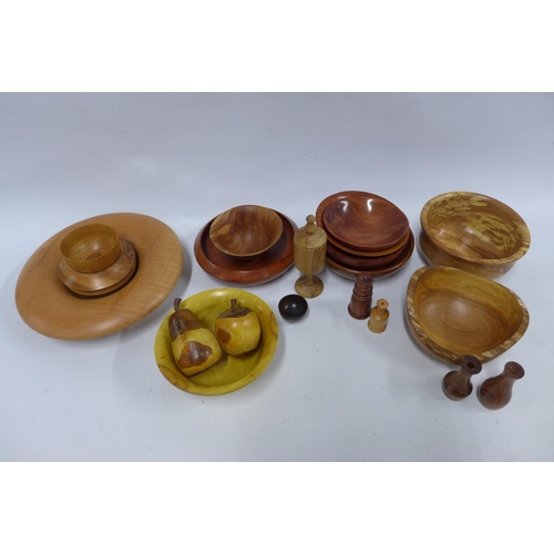 527 - Box containing a quantity of artisan treen, including bowls and miniature vases, etc