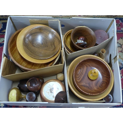 529 - Box containing a quantity of artisan treen, including bowls, miniature vases, and jars with covers, ... 