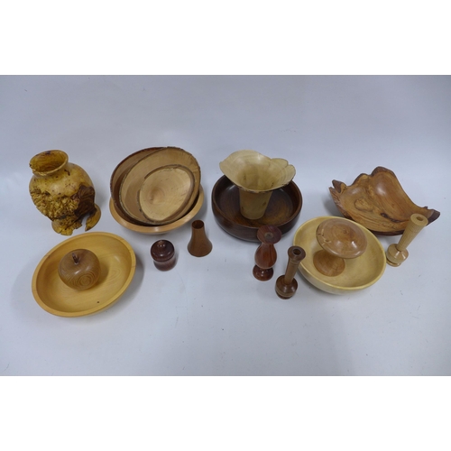 532 - Box containing a quantity of artisan treen, including bowls and vases, etc