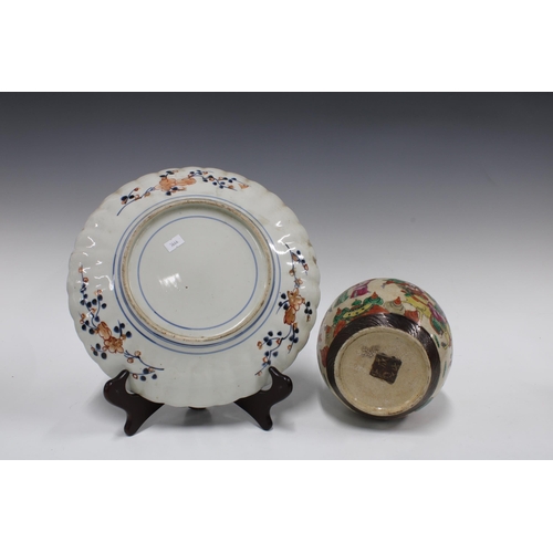 147 - Imari plate 30cm, together with a Chinese ginger jar with the cover fixed in place (2)